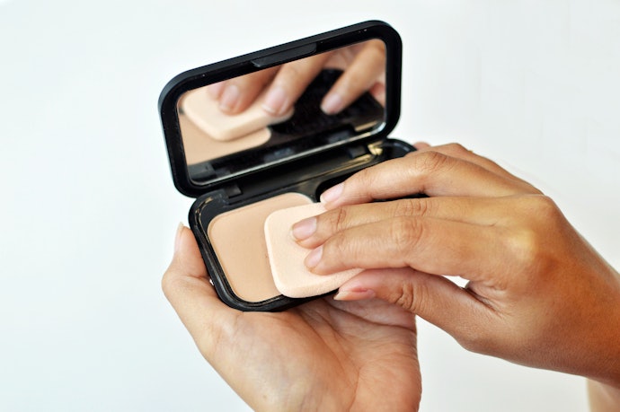 1. Choose a Loose Powder to Absorb Excess Oil, or a Pressed Powder Compact for Convenience 