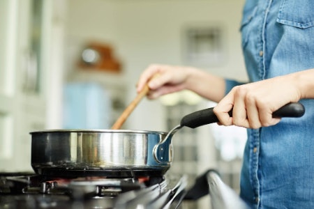 4. Opt For Saucepans With Silicone or Bakelite Handles to Avoid Accidental Burns 