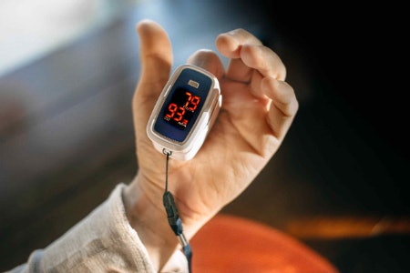 4. Choose an Oximeter That Weighs Under 40g and Comes With a Lanyard or Travel Pouch for Portability
