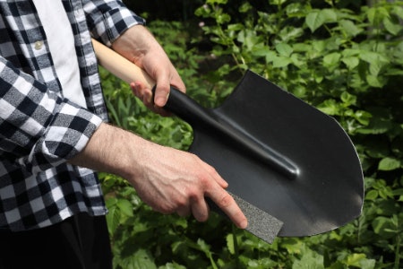 4. Consider a Pointed Blade for Cutting Through for Grass, Stony Ground and Roots