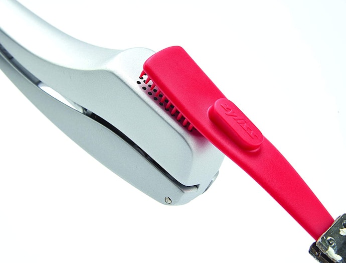5. Look For a Dishwasher-Safe Garlic Press, or One That Comes With a Specialised Cleaning Brush, to Thoroughly Remove Any Leftover Pieces 