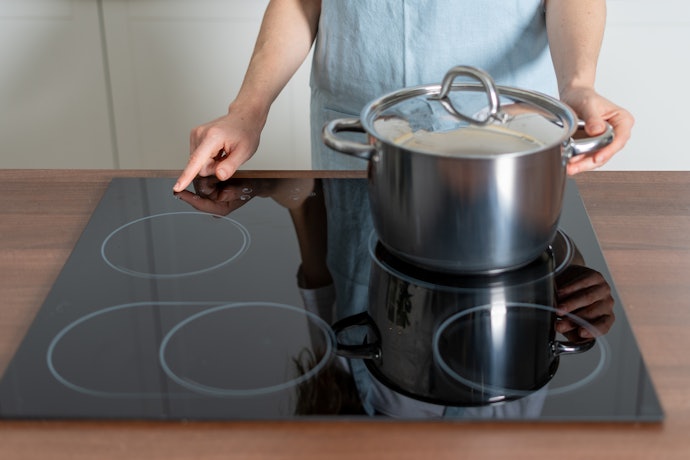 3. Opt for an Induction Hob for an Energy-Efficient and Safe Option or a Ceramic Hob for a Contemporary Style 