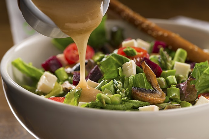 1. Choose a Style of Dressing to Compliment Your Salad : A Simple Vinaigrette Is Ideal for Green Salad, While Balsamic Dressing Suits Mediterranean Cuisine