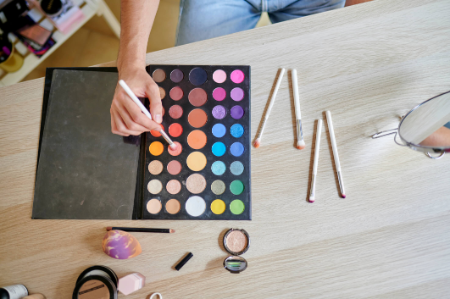 3. Opt For a Palette With 10+ Shades for Creative Freedom or 4-6 Complementary Shades if You’re a Beginner
