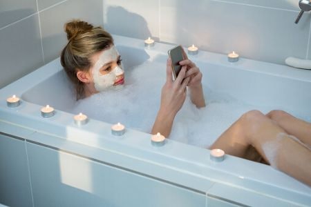 A Slot for Your Smartphone Allows You to Socialise While You Soak