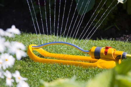 Oscillating Sprinklers Suit Rectangular Lawns With No Obstacles