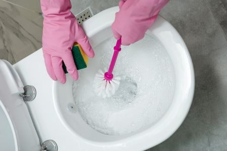 2. Look For a Toilet Cleaner With Hydrochloric Acid to Dissolve Limescale, Urine Sediments and Stains Left by Rust