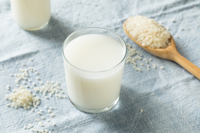 Want Something Low Calorie and Naturally Sweet? Go for Grain-Based Rice or Oat Milk