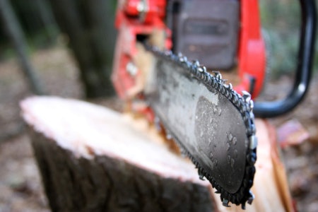  4. Seek Out a Chainsaw With an Automatic Oiler to Keep the Bar in Good Condition