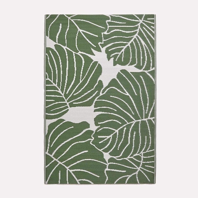 HOMESCAPES White & Green Outdoor Rug 1
